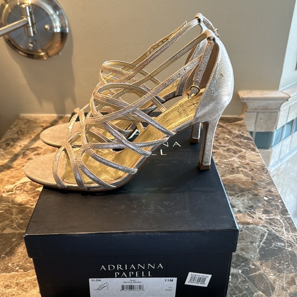 Adrianna Papell Elda Gold Heels, size 10 - Picture 2 of 5